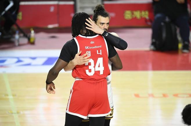 서울 SK 자밀 워니가 5월 17일 서울 잠실학생체육관에서 열린 2024~25 프로농구 챔피언결정전 7차전 창원 LG와의 원정 경기를 앞두고 아셈 마레이와 포옹하고 있다. KBL 제공