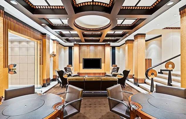 고급 카지노 느낌의 사교 공간 - 심플한 소파와 포커 테이블, 조명이 조화를 이루는 라운지. 조던의 사교적 취향을 엿볼 수 있는 실내장식가 돋보인다. 출처=챔피언스 포인트