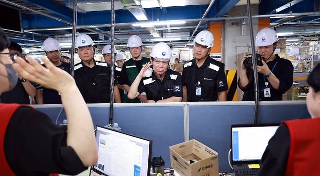 김영훈 고용노동부 장관이 30일 경기 화성시 쿠팡 동탄물류센터를 불시 방문, 폭염 속 노동자들의 작업 및 휴식 환경을 점검하고 있다. 2025.7.30 고용노동부 제공