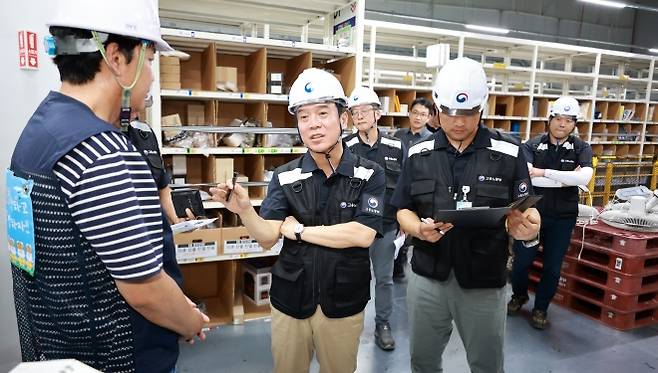 김영훈 고용노동부 장관이 30일 경기 화성시 쿠팡 동탄물류센터를 불시 방문, 폭염 속 노동자들의 작업 및 휴식 환경을 점검하고 있다. 2025.7.30 고용노동부 제공