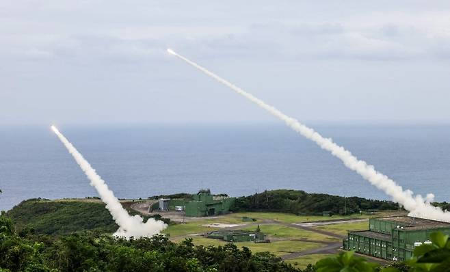 대만군이 5월 12일 남부 핑둥의 주펑 기지에서 미국산 고속기동포병로켓시스템(HIMARS·하이마스)으로 첫 실사격 훈련을 진행하고 있다. AFP 연합뉴스
