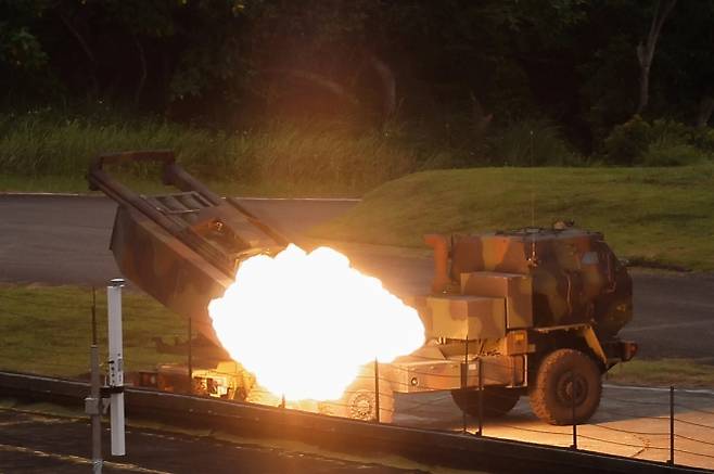 대만군이  5월 12일 남부 핑둥의 주펑 기지에서 미국산 고속기동포병로켓시스템(HIMARS·하이마스)으로 첫 실사격 훈련을 진행하고 있다. 로이터 연합뉴스
