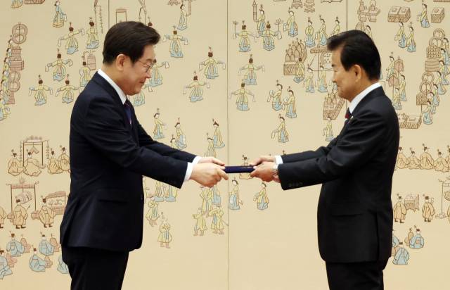 이재명 대통령이 28일 정동영 통일부 장관에게 임명장을 수여하고 있다. 연합뉴스