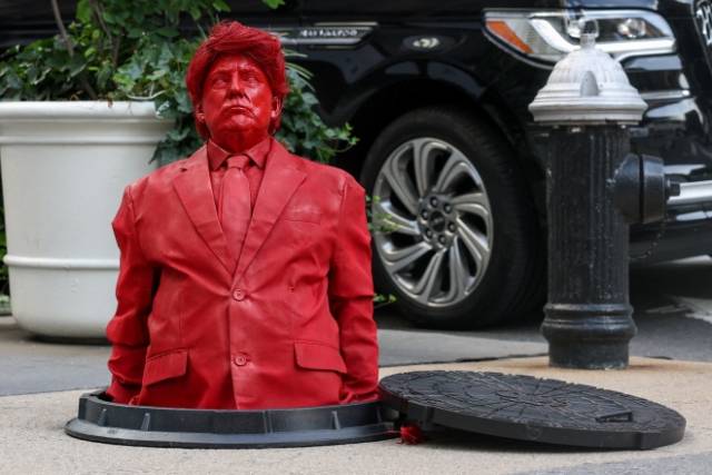 미국 뉴욕 맨해튼에서 프랑스 예술가 제임스 콜로미나가 제작한 도널드 트럼프 대통령의 조각상이 맨홀에서 나오는 모습으로 전시되고 있다. 로이터 연합뉴스