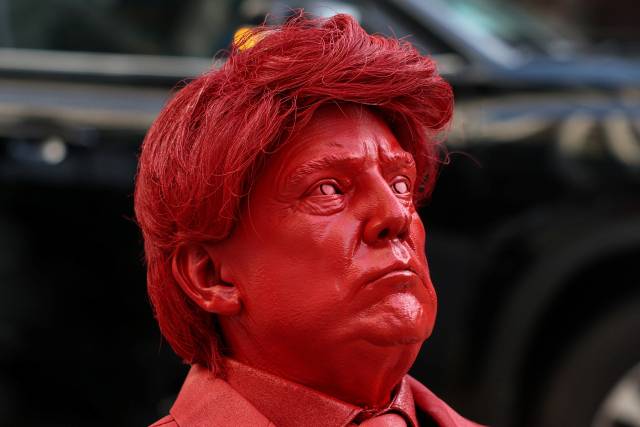 프랑스 예술가 제임스 콜로미나가 제작한 도널드 트럼프 미국 대통령의 조각상. 로이터 연합뉴스