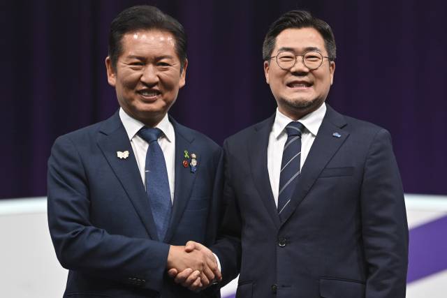 더불어민주당 정청래(왼쪽) · 박찬대 당대표 후보들이 29일 오후 서울 마포구 MBC에서 열린 TV토론회에 참석해 기념촬영을 하고 있다. 2025.7.29. 국회사진기자단