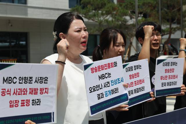 MBC 기상캐스터 시절 직장 내 괴롭힘으로 사망한 고(故) 오요안나 씨의 어머니인 장연미 씨가 1일 서울 종로구 국정기획위원회 앞에서 열린 유가족 요구안 선포 기자회견에서 공식 사과 및 재발 방지 입장 표명, 프리랜서 문제 해결 등을 촉구하고 있다. 연합뉴스