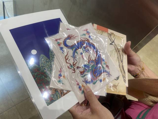 영국에서 온 관광객 던 래담 씨가 상품관에서 구매한 뮷즈를 들어 보이고 있다. 사진=최혜빈 인턴기자