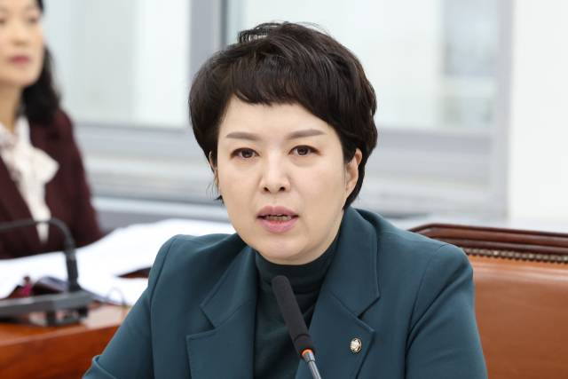 국회 여객기 참사 특위 여당 간사인 김은혜 국민의힘 의원이 16일 오전 서울 여의도 국회에서 열린 12.29여객기 참사 진상규명과 피해자 및 유가족의 피해구제를 위한 특별위원회 1차 전체회의에서 인사말을 하고 있다. 2025.1.16/뉴스1