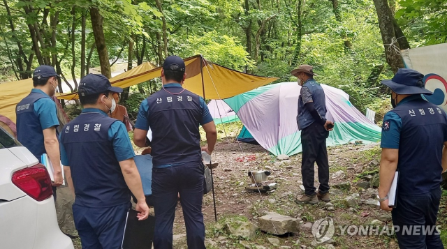 산림청 직원들이 불법 시설물을 단속하고 있다. 연합뉴스