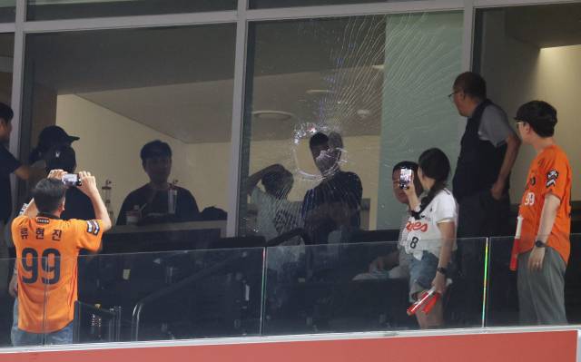 9일 오후 대전 한화생명 볼파크에서 열린 프로야구 '2025 신한 SOL뱅크 KBO 리그' 기아 타이거즈와 한화 이글스 경기에서 8회말 1사 상황 한화 노시환의 파울타구로 3층 스카이박스 유리창이 깨져 있다. 뉴스1
