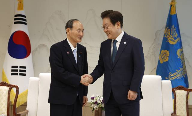 -이재명 대통령이 30일 서울 용산 대통령실 청사에서 일한의원연맹 회장인 스가 요시히데 전 일본 총리를 접견하며 인사하고 있다. 대통령실통신사진기자단