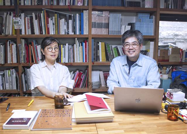 대구 ‘사월의눈’에서 만난 전가경(왼쪽) 대표와 정재완(오른쪽) 영남대 교수. /사진=구선아 기자