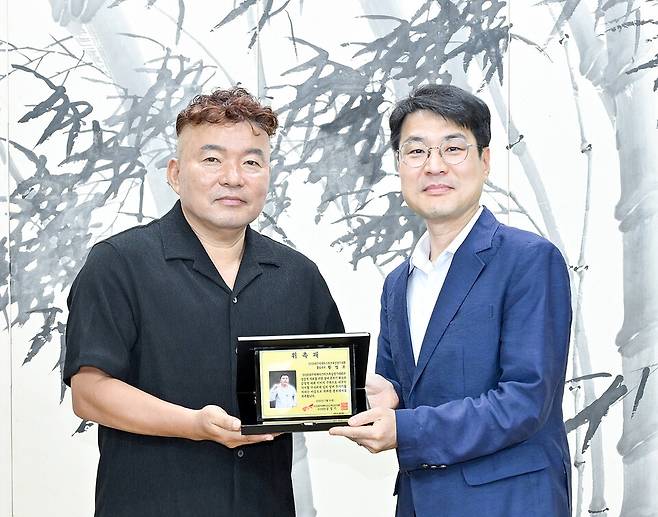 김정기 대구시장 권한대행 행정부지사가 30일 2026 대구세계마스터즈육상경기대회 홍보대사로 위촉된 황영조 감독에게 위촉패를 전달하고 있다. ⓒ대구시청 제공