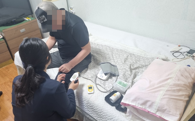 제주시는 약 10년 전 제주도에 입도해 모 해수욕장 주차장의 낡은 차량에서 홀로 고립생활을 하면서도 복지서비스 지원을 거부하던 50대 남성 A씨를 대상으로 약 8년간 관계형성을 시도한 끝에 전입신고 및&nbsp;기초생활보장 수급 신청 등 일상회복을 지원했다고 30일 밝혔다. ⓒ제주시 제공