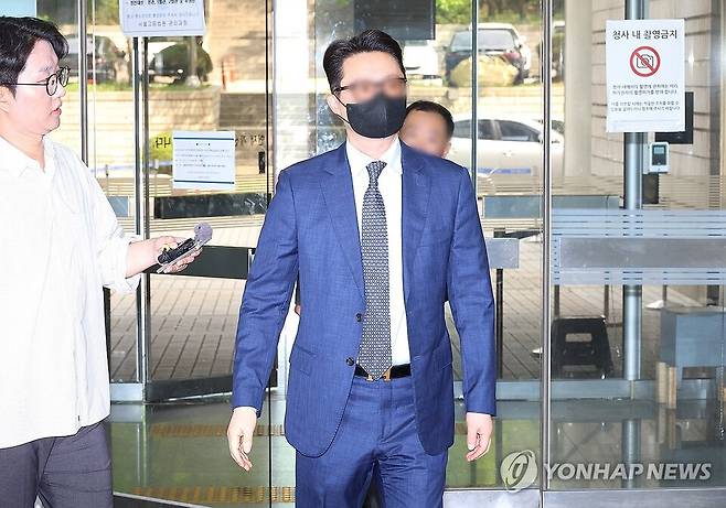 '건진법사 청탁 의혹'의 핵심 인물인&nbsp;통일교&nbsp;전 세계본부장 윤모 씨가 30일 영장실질심사를 위해 서울중앙지법에 출석하고 있다. ⓒ연합뉴스