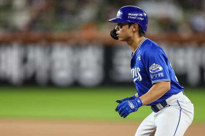 삼성 김성윤이 29일 대전 한화전서 안타를 쳐낸 뒤 벤치를 응시하고 있다. 김성윤은 이날 5타수 3안타 2타점 1득점의 맹타를 휘두르며 팀의 9-2 승리를 이끌었다. 사진제공｜삼성 라이온즈