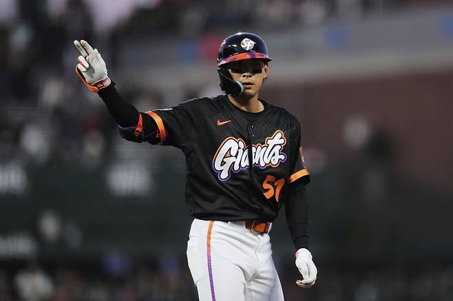 샌프란시스코 이정후는 30일(한국시간) 펜웨이파크에서 열린 ‘2025 MLB’ 피츠버그와 홈경기에서 7번타자 중견수로 선발출전해 3타수 무안타에 그쳤다. 팀은 5연패로 승률 5할 붕괴와 PO 경쟁에서 밀려날 위기에 처했다.｜AP뉴시스