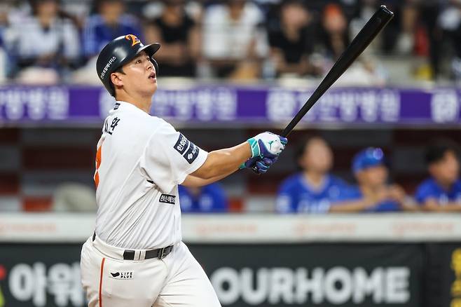 한화 노시환이 30일 대전 삼성전에서 3회말 20호 홈런을 쳐낸 뒤 타구를 응시하고 있다. 이 홈런으로 노시환은 3연속시즌 20홈런과 올해 전 구단 상대 홈런을 동시에 달성했다. 사진제공｜한화 이글스