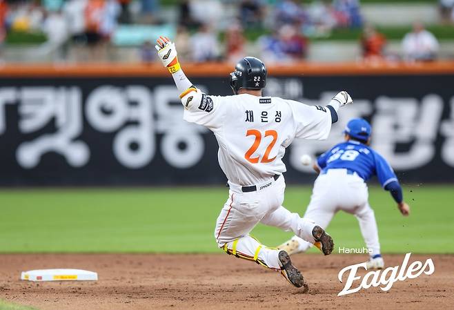 슬라이딩하는 채은성.  한화 이글스 제공