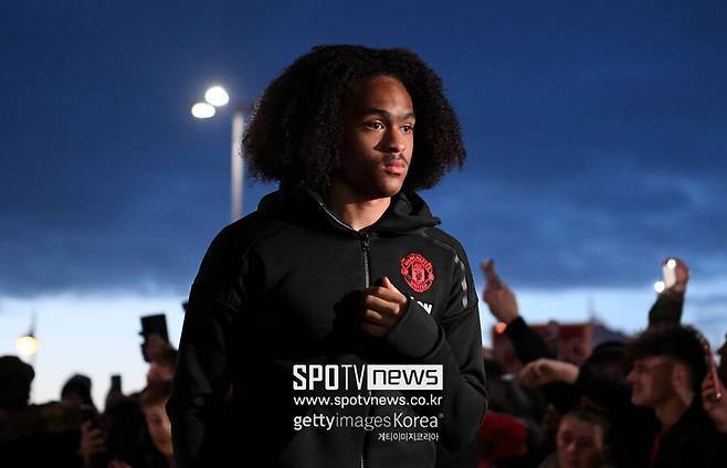 ▲ 중국은 2002년 월드컵 이후 한 번도 본선에 오르지 못했다. 중국 축구협회는 한동안 국제 경쟁력을 키우겠다며 브라질과 유럽 출신 선수를 특별 귀화로 대표팀에 포함시켰다. 그런데도 여전히 아시아 하위권에 맴돌고 있다. 또 다시 월드컵행에 실패한 뒤 맨유 출신인 총을 귀화시키려 했으나 실패했다.