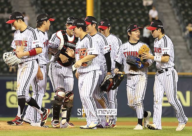 ▲ LG 선수들이 30일 잠실 kt전 승리를 자축하고 있다. LG는 후반기 11경기에서 9승 2패를 거두며 1위 한화를 2.0경기 차로 추격하고 있다. ⓒ곽혜미 기자