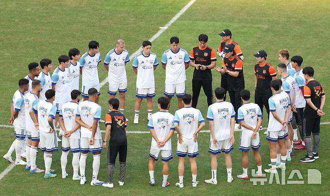 Team K -League Squadron gathers at the center circle to listen to Kim Pan -gon's tactical instructions. /Photo = Newsis