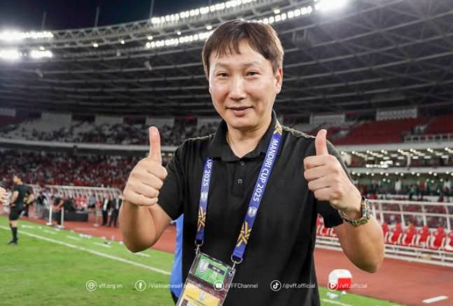 김상식 베트남 축구대표팀 감독이 29일(한국시간) 인도네시아 자카르타의 겔로라 붕 카르노 스타디움에서 열린 인도네시아와의 2025 아세안축구연맹(AFF) U-23 챔피언십 결승에서 베트남의 1-0 승리와 우승을 이끈 뒤 사진을 촬영하고 있다. /사진=베트남축구협회 제공