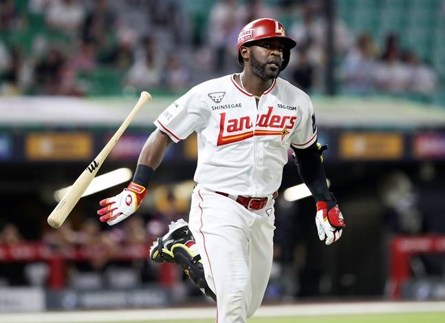 홈런을 터뜨리고 배트를 던지고 뛰어나가는 에레디아. /사진=SSG 랜더스 제공