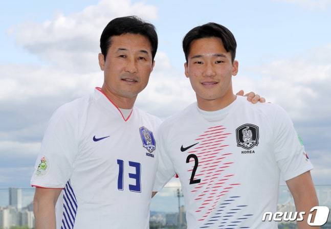 Lee Eul -yong (left) Gyeongnam FC director and eldest son Tae -seok. /Photo = News1