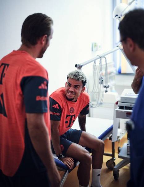 해리 케인(왼쪽)과 이야기 나누는 루이스 디아스(가운데)의 모습. /사진=바이에른 뮌헨 공식 SNS 갈무리