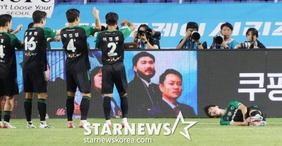 팀K리그 선수들이 뉴캐슬 유나이티드와 쿠팡플레이 시리즈 1경기에서 김진규(오른쪽)의 선제골 후 낚시 세리머니를 하고 있다. /사진=김진경 대기자