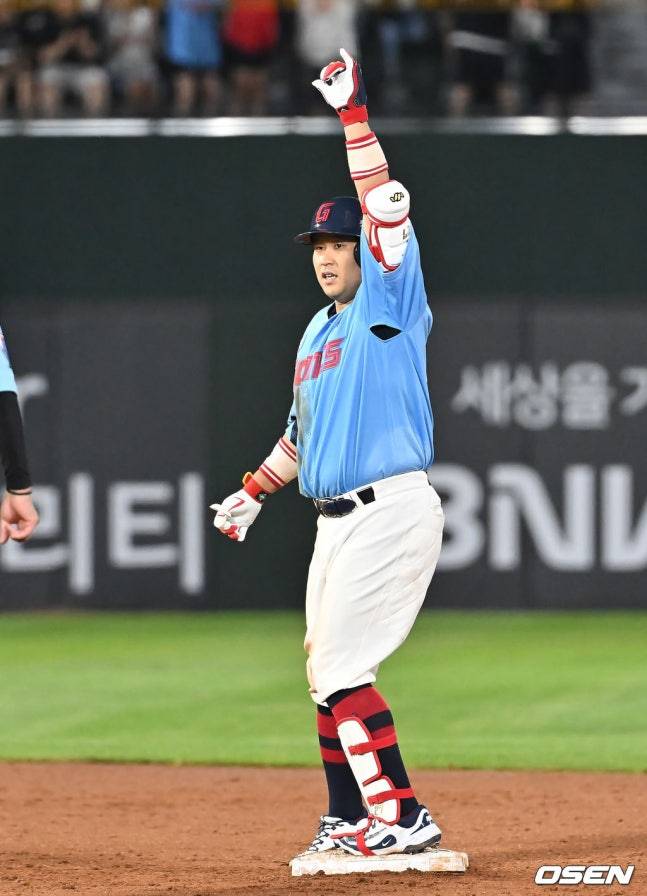 롯데 유강남이 30일 사직 NC전에서 5회말 2타점 2루타를 기록하고 있다.