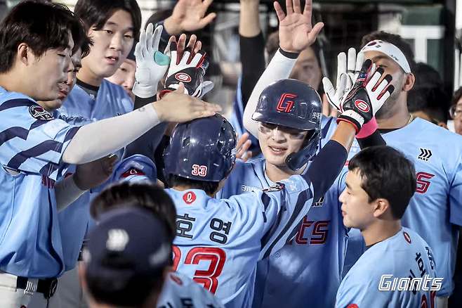 롯데 자이언츠 손호영이 29일 부산 사직야구장에서 열린 2025 신한 SOL Bank KBO리그 NC 다이노스와 홈경기에 3번타자 겸 3루수로 선발 출전해 3타수 2안타(1홈런) 3타점 2득점 1볼넷으로 맹활약했다. 롯데 자이언츠