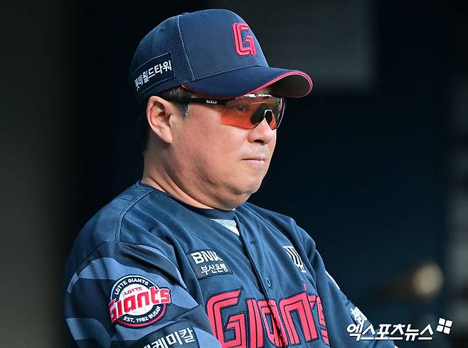 롯데 자이언츠는 29일 부산 사직야구장에서 열린 2025 신한 SOL Bank KBO리그 NC 다이노스와 홈경기에서 6-4로 승리했다. 김태형 롯데 감독은 이날 수비 상황에서 나온 결정적인 실책 3개를 두고 '연승을 이어가려 더 잘하려고 하다 보니 몇 개의 에러가 나온 거 같다. 오늘 경기를 계기로 더욱 좋아질 것'이라며 선수단을 감쌌다. 엑스포츠뉴스 DB