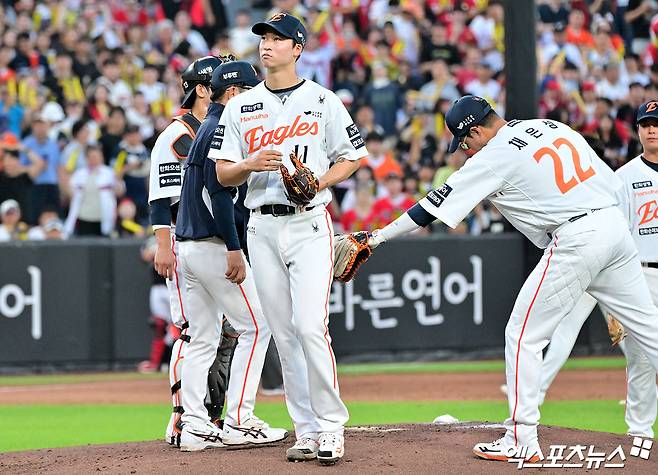 한화 이글스 엄상백이 29일 대전 삼성 라이온즈전에 구원 등판해 투구한 뒤 교체되고 있다. 대전, 김한준 기자