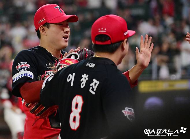 지난 6월 21일 오후 인천SSG랜더스필드에서 열린 '2025 신한 SOL Bank KBO리그' KIA 타이거즈와 SSG 랜더스의 경기, 9회말 1사 1,2루 KIA 최원준이 SSG 박성한의 우전안타때 홈으로 쇄도하는 에레디아를 아웃시키는 홈 보살에 성공하고 있다. 엑스포츠뉴스 DB