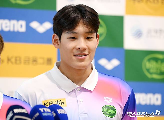 24일 오후 수영 국가대표팀이 국외 훈련 및 2025 국제수영연맹(AQUA) 세계선수권대회 출전 차 인천국제공항을 통해 싱가포르로 출국했다.  수영 국가대표팀 김영범이 인터뷰를 하고 있다. 엑스포츠뉴스 DB