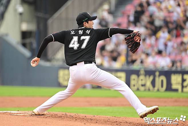 29일 오후 서울 송파구 잠실야구장에서 열린 '2025 신한 SOL Bank KBO리그' KT 위즈와 LG 트윈스의 경기, 1회말 KT 선발투수 오원석이 역투하고 있다. 엑스포츠뉴스DB