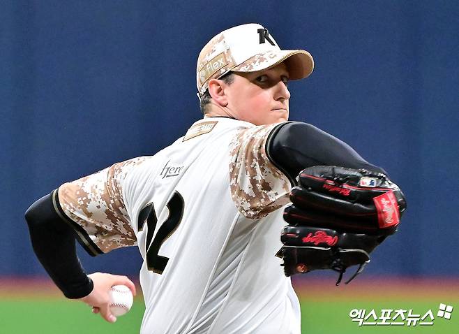 키움 히어로즈는 30일 '새 외국인 투수로 좌완 C.C 메르데세스를 이적료 포함 총액 28만 달러(3억8700만원)에 영입했다'고 발표했다. 메르세데스는 2025시즌 대만 퉁이 라이온즈 소속으로 14경기에 등판해 6승3패, 평균자책점 2.57의 성적을 올렸다. 키움은 기존 투수.케니 로젠버그(사진)의 웨이버 공시를 요청했다. 엑스포츠뉴스DB