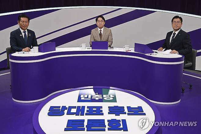 민주당 당대표 후보 토론회 (서울=연합뉴스) 더불어민주당 정청래(왼쪽) · 박찬대 당대표 후보들이 29일 오후 서울 마포구 MBC에서 열린 TV토론회에 참석해 기념촬영을 하고 있다. 2025.7.29 [국회사진기자단] photo@yna.co.kr