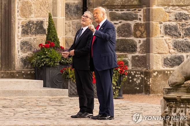 28일(현지시간) 스코틀랜드 애버딘 골프장의 스타머 총리와 트럼프 대통령 [EPA 연합뉴스 자료사진 재판매 및 DB 금지]