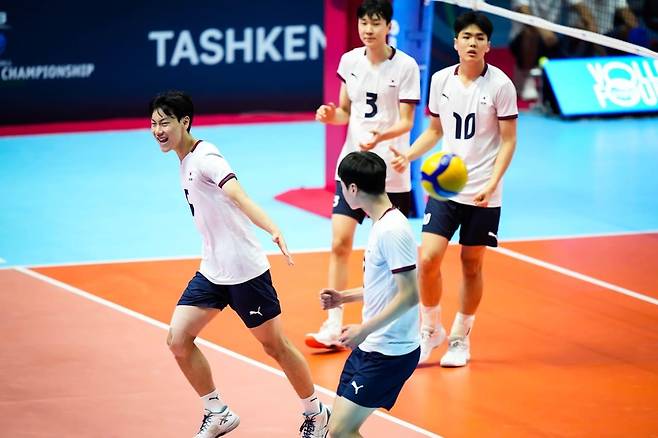 미국과 경기를 펼친 한국 U-19 남자배구 대표팀 선수들 [FIVB 홈피 캡처. 재판매 및 DB 금지]