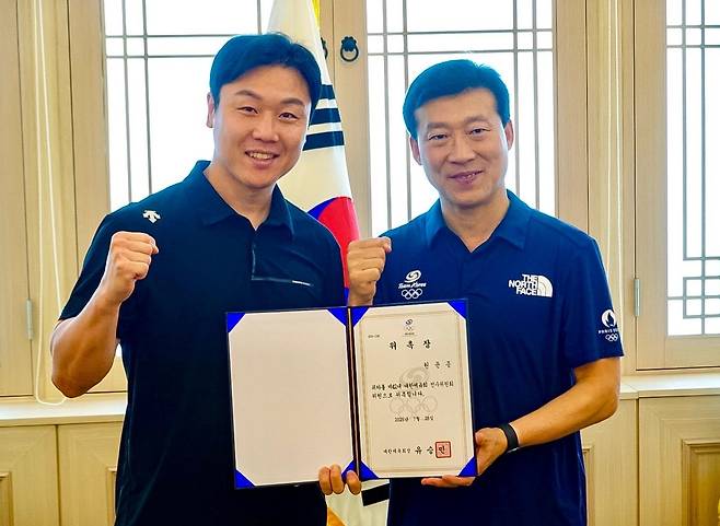 원윤종 IOC 선수위원 후보(왼쪽)와 김택수 진천선수촌장 (서울=연합뉴스) 29일 진천선수촌에서 열린 대한체육회 선수위원회 회의에서 체육회 선수대표(대의원)로 뽑힌 원윤종 IOC 선수위원 후보(왼쪽)가 김택수 촌장으로부터 선수위원 위촉장을 받고 기념 촬영했다. [촬영 이동칠]