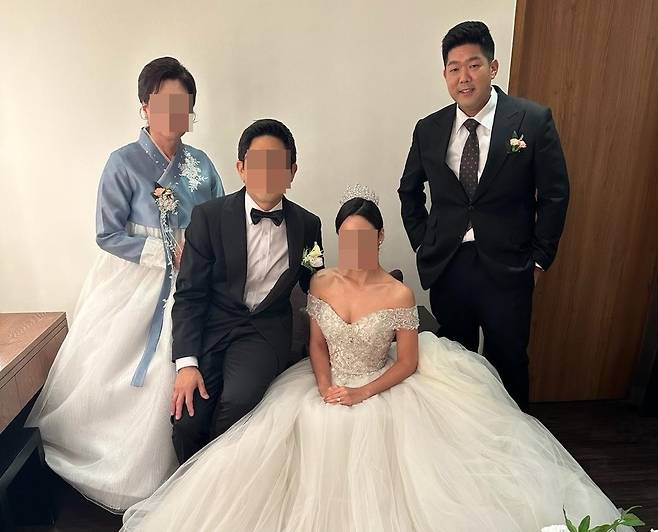 미 이민당국에 구금된 김태흥씨(맨 오른쪽)가 동생의 결혼식에 참석해 찍은 사진 [미주한인봉사교육단체협의회 제공. 재판매 및 DB 금지]