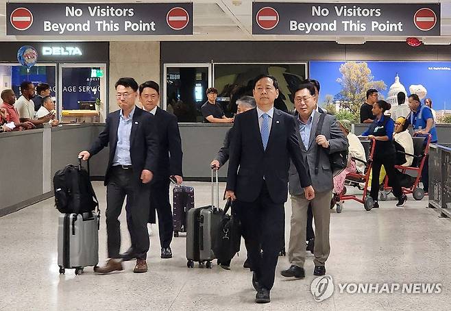 미국 도착한 구윤철 부총리 겸 기재부 장관 (워싱턴=연합뉴스) 박성민 특파원 = 구윤철 부총리 겸 기획재정부 장관이 29일(현지시간) 워싱턴DC 인근 덜레스 국제공항을 통해 미국에 입국하고 있다. 2025.7.30 min22@yna.co.kr