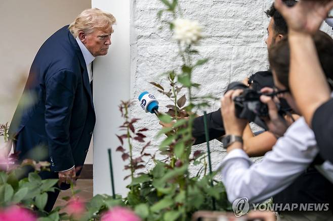 기자들 질문에 답하는 트럼프 미국 대통령 (워싱턴 UPI=연합뉴스) 도널드 트럼프 미국 대통령이 29일(현지시간) 스코틀랜드 방문을 마치고 워싱턴DC의 백악관으로 복귀하는 길에 취재진의 질문에 답하고 있다. 2025.7.29