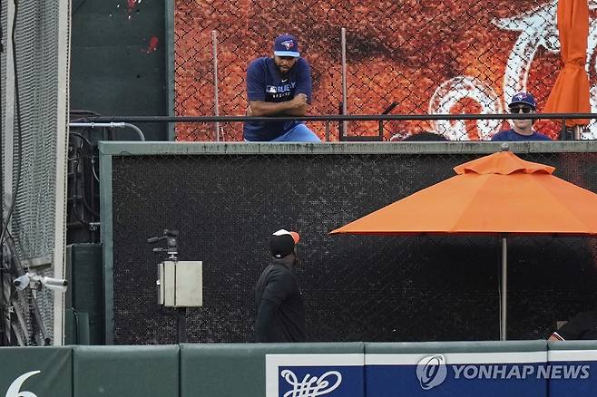 더블헤더 중 토론토로 이적한 도밍게스, 전 동료와 대화 (볼티모어 AP=연합뉴스) 세란토니 도밍게스(위)가 30일(한국시간) 미국 메릴랜드주 볼티모어의 오리올 파크 앳 캠든 야즈에서 열린 더블헤더 1차전이 끝나고 볼티모어에서 토론토로 이적한 뒤, 전 동료 예니에르 카누와 대화하고 있다.