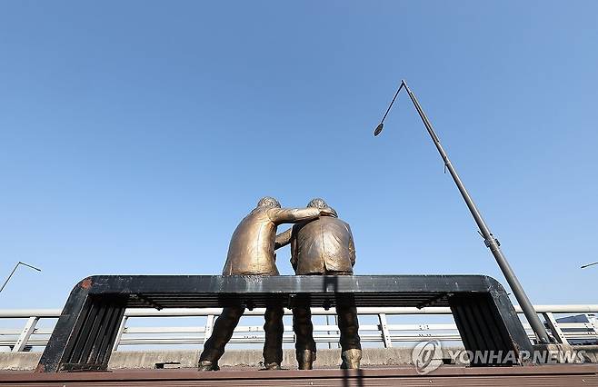 자살 예방을 위한 '한 번만 더' 동상 [연합뉴스 자료사진]