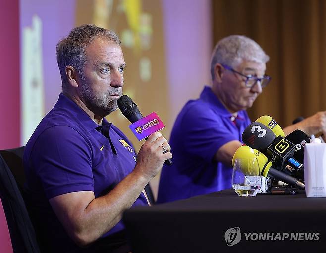 FC바르셀로나 플리크 감독 기자회견 (서울=연합뉴스) 류영석 기자 = 30일 서울 종로구 포시즌스호텔에서 열린 FC바르셀로나의 아시아투어 FC서울전 공식 기자회견에서 한지 플리크 감독이 취재진 질문에 답변하고 있다. 2025.7.30 ondol@yna.co.kr